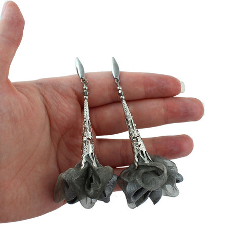 Długie grafitowe kolczyki kwiaty w ażurowym srebrnym wykończeniu