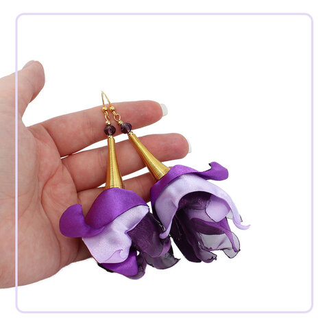 Kolczyki z tkaniny fiolet lawenda kwiaty złote wykończenia – Lume Design