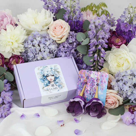 Kolczyki z tkaniny fiolet lawenda kwiaty złote wykończenia – Lume Design