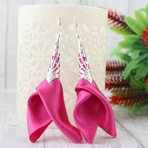 Długie, różowe kolczyki materiałowe w kolorze fuksji z ażurowym srebrnym wykończeniem Długie, różowe kolczyki materiałowe w kolorze fuksji z ażurowym srebrnym wykończeniem