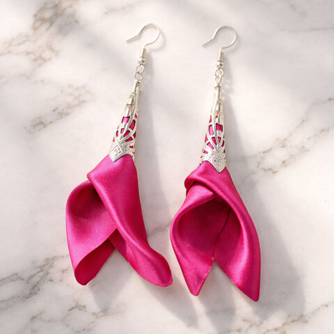 Długie, różowe kolczyki materiałowe w kolorze fuksji z ażurowym srebrnym wykończeniem Długie, różowe kolczyki materiałowe w kolorze fuksji z ażurowym srebrnym wykończeniem