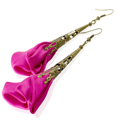 Długie satynowe kolczyki kwiaty w kolorze fuksji z ażurowym kielichem w odcieniu antycznego brązu.