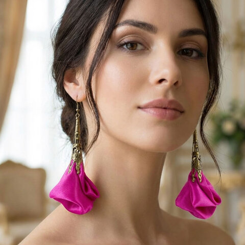 Długie satynowe kolczyki kwiaty w kolorze fuksji z ażurowym kielichem w odcieniu antycznego brązu.