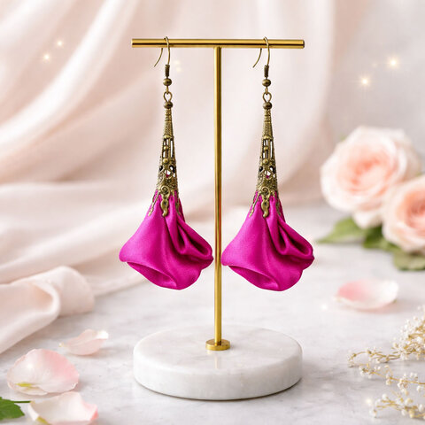 Długie satynowe kolczyki kwiaty w kolorze fuksji z ażurowym kielichem w odcieniu antycznego brązu.