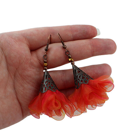 Długie pomarańczowo-różowe kolczyki kwiaty z miedzianym ażurowym elementem