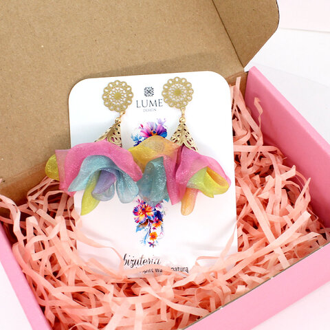 Kolczyki z tkaniny kolorowe lekkie kwiaty handmade pastelowe złote