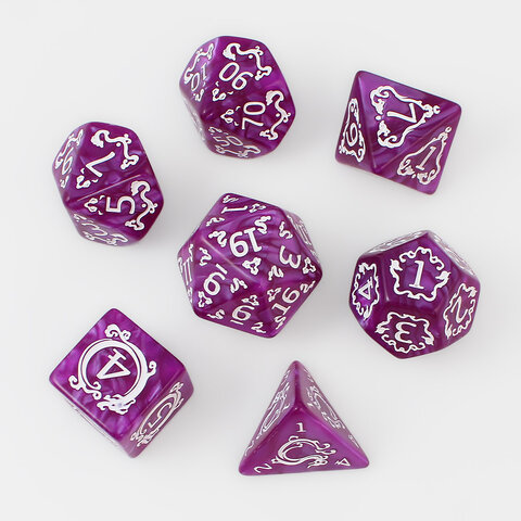 Zestaw fioletowych kości wielościennych Dragon's Amethyst ze smoczym motywem.