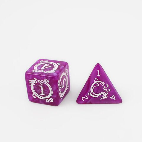 Zestaw fioletowych kości wielościennych Dragon's Amethyst ze smoczym motywem.