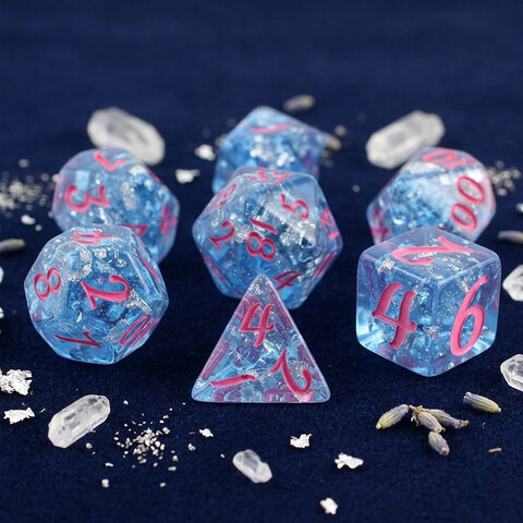 Zestaw 7 żywicznych kości RPG o zaokrąglonych krawędziach w kolorze niebieskim przypominającym lód z różowymi cyframi | Kości Żywiczne Frozen Aurora Lume Design