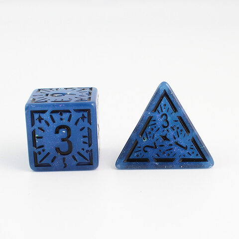 Zestaw 7 granatowych akrylowych kości RPG z czarnymi runami, ramkami i cyframi | Akrylowe Kości Abyssal Runes Lume Design Zestaw 7 granatowych akrylowych kości RPG z czarnymi runami, ramkami i cyframi | Akrylowe Kości Abyssal Runes Lume Design