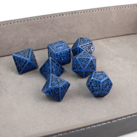 Zestaw 7 granatowych akrylowych kości RPG z czarnymi runami, ramkami i cyframi | Akrylowe Kości Abyssal Runes Lume Design Zestaw 7 granatowych akrylowych kości RPG z czarnymi runami, ramkami i cyframi | Akrylowe Kości Abyssal Runes Lume Design