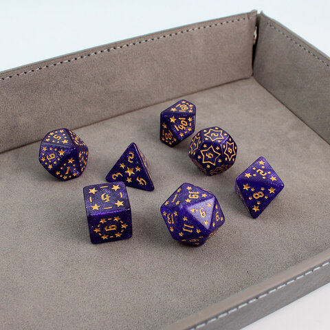 Zestaw 7 akrylowych kości RPG o zaokrąglonych krawędziach w kolorze fioletowym ze złotymi gwiazdkami | Akrylowe Kości Amethyst Stars Lume Design