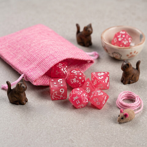 Zestaw malinowych kości wielościennych Cat Magic z brokatem i wzorem w urocze koty. Zestaw malinowych kości wielościennych Cat Magic z brokatem i wzorem w urocze koty.
