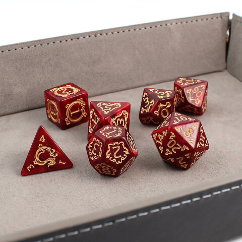 Zestaw 7 akrylowych kości RPG o zaokrąglonych krawędziach w kolorze czerwonego marmuru ze zdobieniami smoków | Akrylowe Kości Dragon's Ruby Lume Design Zestaw 7 akrylowych kości RPG o zaokrąglonych krawędziach w kolorze czerwonego marmuru ze zdobieniami smoków | Akrylowe Kości Dragon's Ruby Lume Design