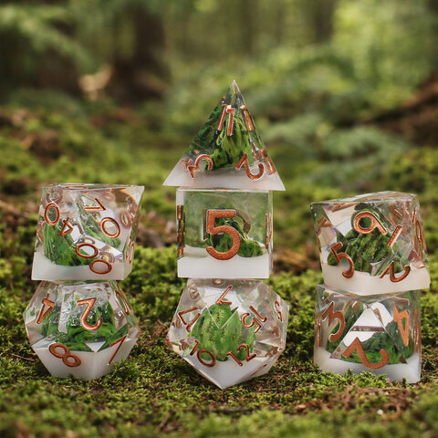 Zestaw 7 kości RPG z żywicy z ostrymi krawędziami z zielonym mchem i białą mgłą w środku | Kości Żywiczne Misty Highlands Lume Design
