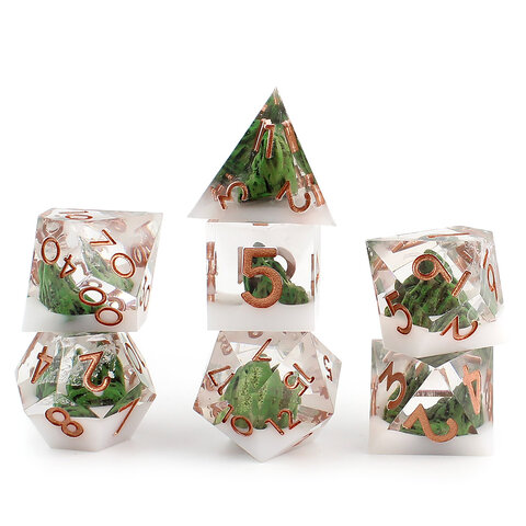 Zestaw 7 kości RPG z żywicy z ostrymi krawędziami z zielonym mchem i białą mgłą w środku | Kości Żywiczne Misty Highlands Lume Design