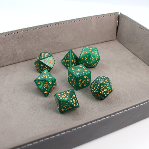 Zestaw 7 akrylowych kości RPG w zielonym kolorze ze złotymi gwiazdkami i cyframi | Akrylowe Kości Emerald Stars Lume Design Zestaw 7 akrylowych kości RPG w zielonym kolorze ze złotymi gwiazdkami i cyframi | Akrylowe Kości Emerald Stars Lume Design