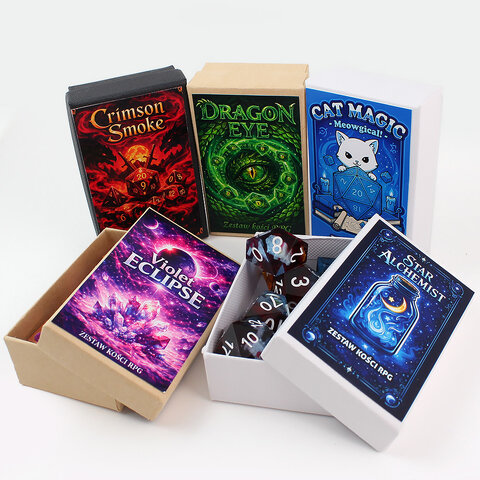Zestaw malinowych kości wielościennych Cat Magic z brokatem i wzorem w urocze koty. Zestaw malinowych kości wielościennych Cat Magic z brokatem i wzorem w urocze koty.