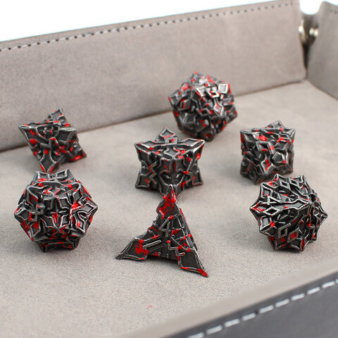 Metalowe czarne kości RPG z czerwonymi odpryskami farby imitującymi krew | Kości Metalowe Bloodied Iron Lume Design