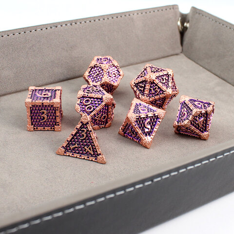 Metalowe kości RPG w kolorze różowego złota z fioletowym wypełnieniem i ornamentami | Kości Metalowe Royal Amethyst & Rose Gold Lume Design