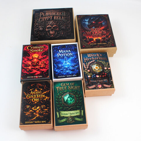 Metalowe ażurowe kości RPG ze szkieletami świecące na błękitno w ciemności | Kości RPG Frostbound Souls Lume Design