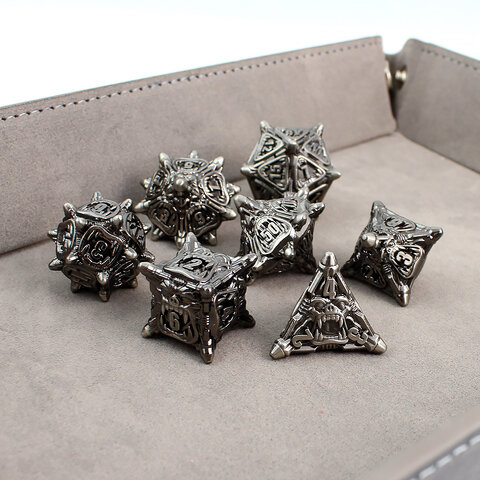 Metalowe kości RPG w kolorze ciemnego srebra (gunmetal) z rzeźbionymi twarzami orków | Kości Metalowe Orc Ironhide Lume Design