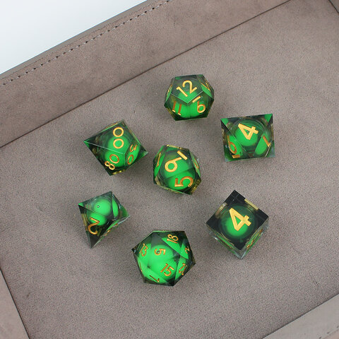 Zestaw 7 kości RPG z żywicy z płynnym zielonym wnętrzem i ostrymi krawędziami | Kości Liquid Core Toxic Surge Lume Design
