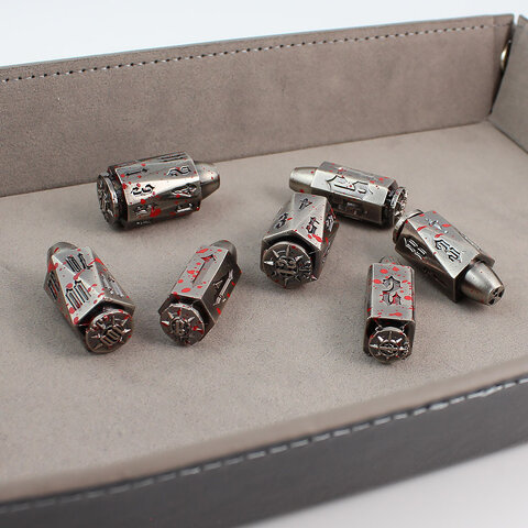 Zestaw 7 metalowych kości RPG o kształcie pocisków z krwawymi śladami w kolorze ciemnego srebra | Kości Metalowe Naboje Bloodied Bullets Lume Design