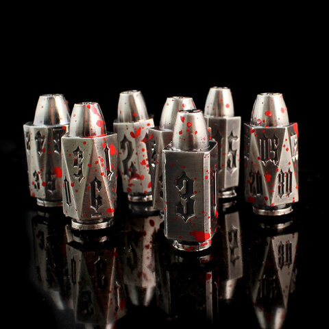 Zestaw 7 metalowych kości RPG o kształcie pocisków z krwawymi śladami w kolorze ciemnego srebra | Kości Metalowe Naboje Bloodied Bullets Lume Design