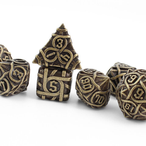 Metalowe kości RPG z rzeźbionymi wzorami celtyckich węzłów w kolorze antycznego brązu | Kości Metalowe Celtic Ancient Knots Lume Design