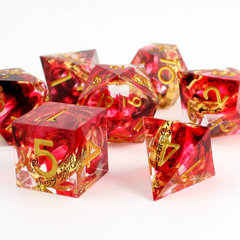 Zestaw 7 kości RPG z żywicy dymno-czerwonej z zatopionym złotym pierścieniem z elfią inskrypcją | Kości Żywiczne Elven Ring of Power Lume Design Zestaw 7 kości RPG z żywicy dymno-czerwonej z zatopionym złotym pierścieniem z elfią inskrypcją | Kości Żywiczne Elven Ring of Power Lume Design