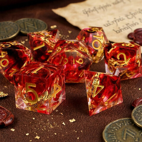 Zestaw 7 kości RPG z żywicy dymno-czerwonej z zatopionym złotym pierścieniem z elfią inskrypcją | Kości Żywiczne Elven Ring of Power Lume Design Zestaw 7 kości RPG z żywicy dymno-czerwonej z zatopionym złotym pierścieniem z elfią inskrypcją | Kości Żywiczne Elven Ring of Power Lume Design