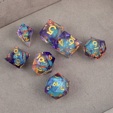 Zestaw 7 kości RPG z żywicy z ostrymi krawędziami imitujący kosmos z błękitnym płynnym wnętrzem i fioletowymi smugami | Kości Liquid Core Astral Nebula Lume Design