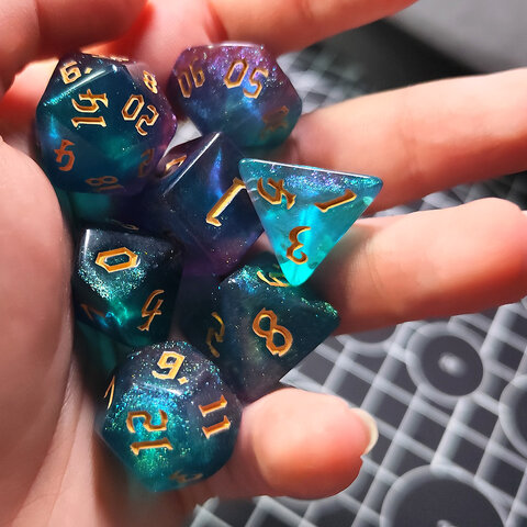 Zestaw kości RPG Aurora Dreams turkusowo-fioletowe z brokatem Zestaw kości RPG Aurora Dreams turkusowo-fioletowe z brokatem