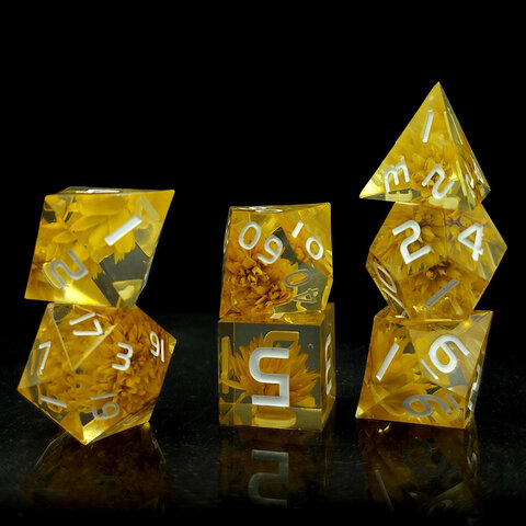Zestaw kości RPG Sharp Edge Witchy Flowers z suszonymi żółtymi kwiatami Zestaw kości RPG Sharp Edge Witchy Flowers z suszonymi żółtymi kwiatami