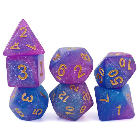 Zestaw brokatowych kości RPG Astro Dust w kolorach niebieskim i fioletowym ze złotymi cyframi.