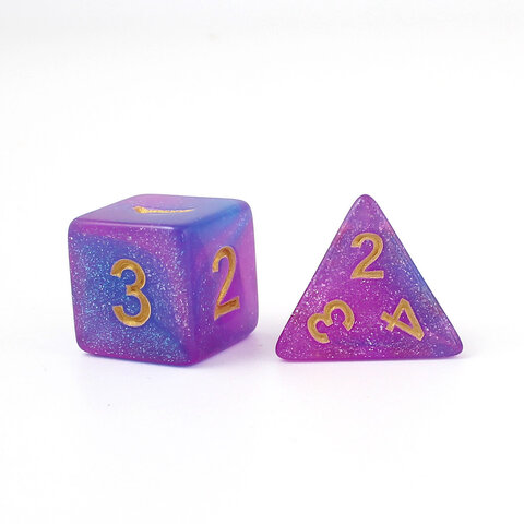 Zestaw brokatowych kości RPG Astro Dust w kolorach niebieskim i fioletowym ze złotymi cyframi. Zestaw brokatowych kości RPG Astro Dust w kolorach niebieskim i fioletowym ze złotymi cyframi.