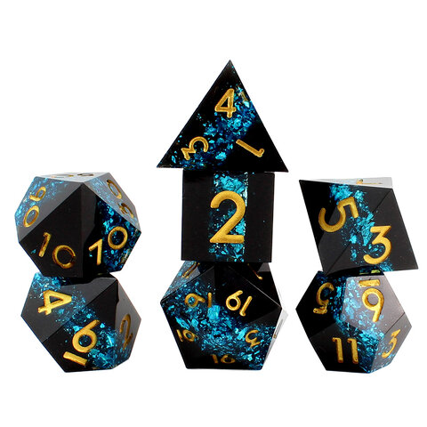 Zestaw 7 kości wielościennych z żywicy z ostrymi krawędziami imitujących czarną skałę z niebieskim pasmem mithrilu | Kości Żywiczne Ancient Mithril Vein Ore Lume Design