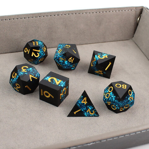 Zestaw 7 kości wielościennych z żywicy z ostrymi krawędziami imitujących czarną skałę z niebieskim pasmem mithrilu | Kości Żywiczne Ancient Mithril Vein Ore Lume Design