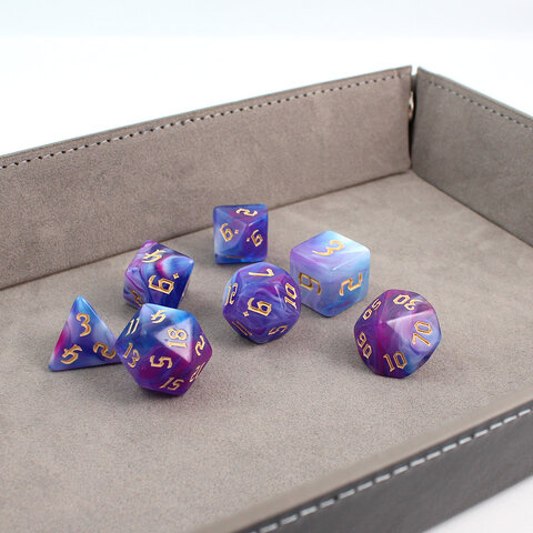 Zestaw 7 akrylowych kości RPG o zaokrąglonych krawędziach ze wzorem dymu w odcieniach fioletu, błękitu i bieli | Akrylowe Kości Twilight Mist Lume Design