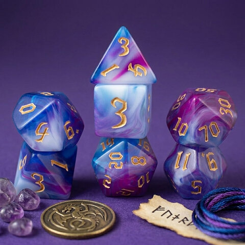 Zestaw 7 akrylowych kości RPG o zaokrąglonych krawędziach ze wzorem dymu w odcieniach fioletu, błękitu i bieli | Akrylowe Kości Twilight Mist Lume Design