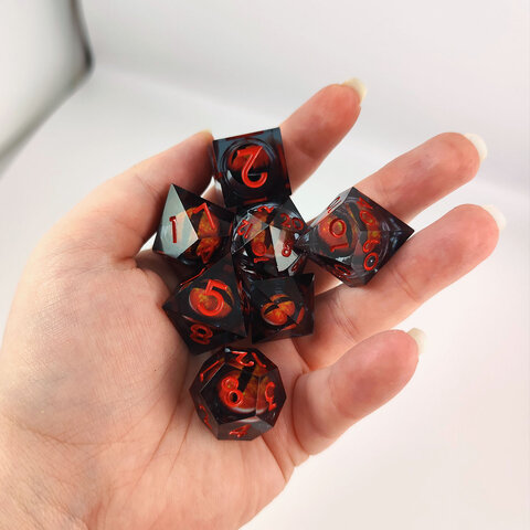 Zestaw kości RPG Red Wyrm's Eye Liquid Core z ruchomym czerwonym okiem smoka