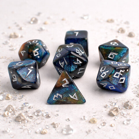 Zestaw 7 akrylowych kości RPG w kolorze granatowo-brązowym z brokatem i unikatową białą czcionką | Akrylowe Kości Bronze Nebula Lume Design Zestaw 7 akrylowych kości RPG w kolorze granatowo-brązowym z brokatem i unikatową białą czcionką | Akrylowe Kości Bronze Nebula Lume Design