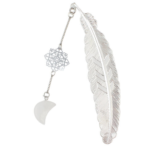 Cienka srebrna zakładka do książki pióro z zawieszką z kryształu górskiego w kształcie księżyca i ażurową rozetką w ozdobnym pudełku. Cienka srebrna zakładka do książki pióro z zawieszką z kryształu górskiego w kształcie księżyca i ażurową rozetką w ozdobnym pudełku.