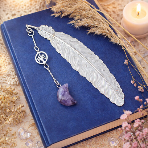 Cienka metalowa zakładka do książki pióro z fioletowym ametystem w kształcie księżyca i stalowym drzewem życia w pudełku.