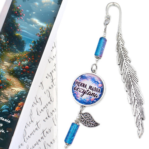 Srebrna zakładka do książki piórko z afirmacją Piękna Mądra Oczytana i niebieskimi koralikami