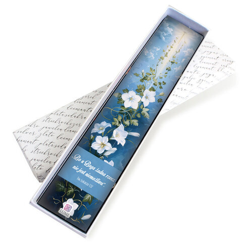 Srebrna zakładka do książki zdobiona motywem roślinnym, z zawieszką z kamieni białego jadeitu i wizerunkiem Anioła Stróża z dziećmi pod szklanym kaboszonem