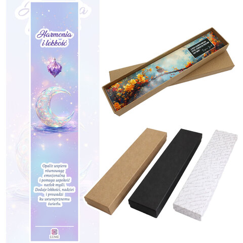 Subtelna metalowa zakładka do książki w formie piórka, zdobiona wiszącą zawieszką z opalitu w kształcie księżyca, umieszczona w pudełku prezentowym.