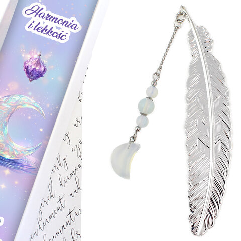 Subtelna metalowa zakładka do książki w formie piórka, zdobiona wiszącą zawieszką z opalitu w kształcie księżyca, umieszczona w pudełku prezentowym.