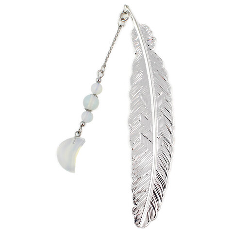 Subtelna metalowa zakładka do książki w formie piórka, zdobiona wiszącą zawieszką z opalitu w kształcie księżyca, umieszczona w pudełku prezentowym.